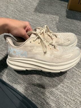 Women’s Cream Hoka Clifton 9
